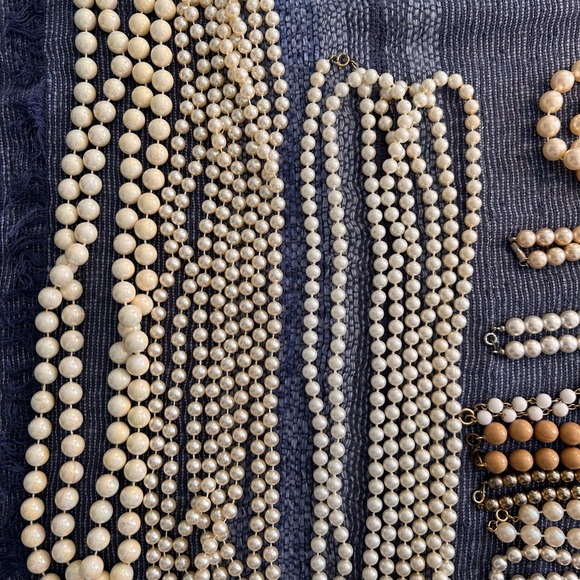 A Lot of 16 Vintage Beaded Necklaces circa 1970’s - Picture 3 of 4